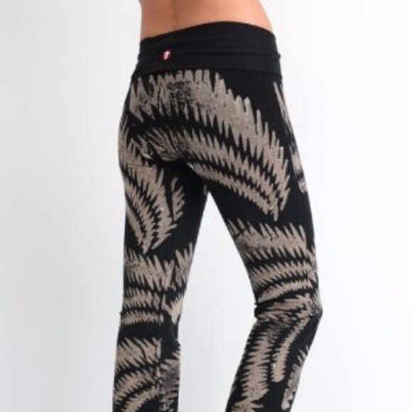 T Party black yoga pants zigzag design - Picture 3 of 3